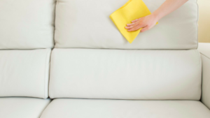 Come pulire il divano in tessuto, in pelle e in microfibra in modo naturale