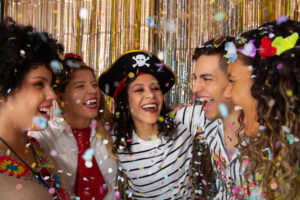adulti vestiti in maschera per carnevale