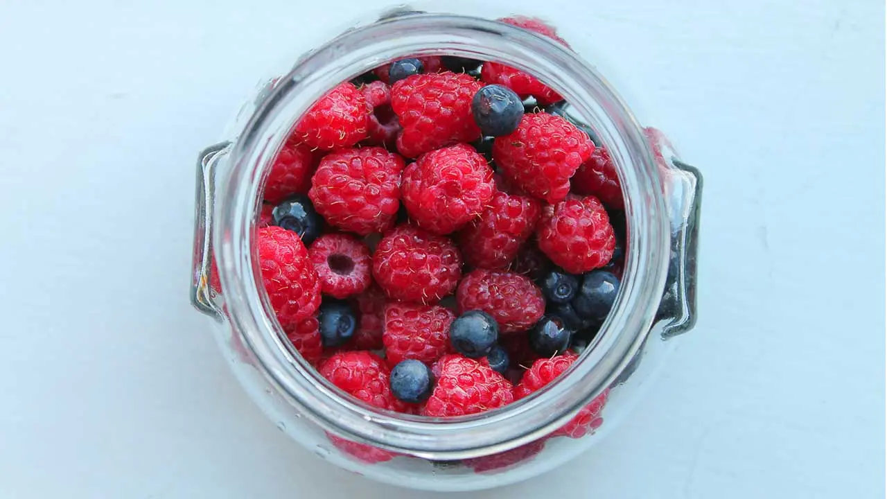 Perché gli alimenti vanno conservati in vetro e non in plastica