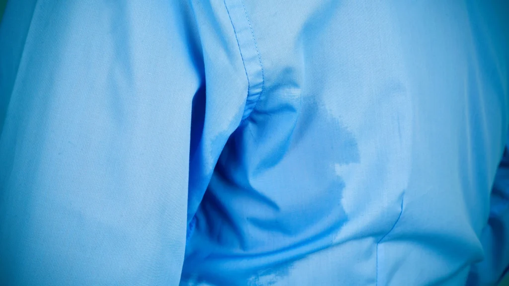 camicia con alone di sudore