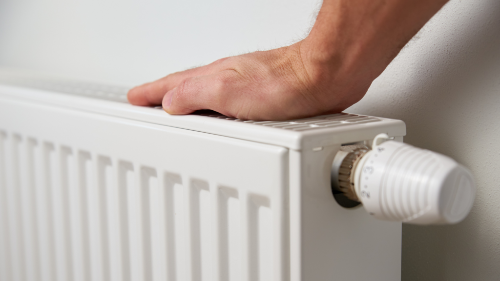 Mobili davanti ai termosifoni: perché disperdono calore e come riorganizzare la stanza